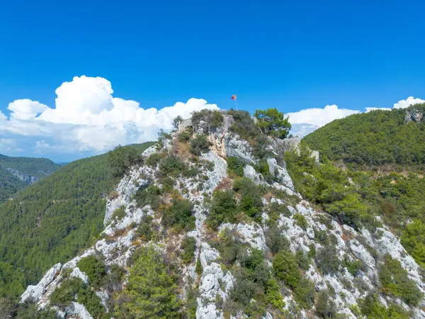 Mavi bulutlu gökyüzü ve Kırım ile güzel dağ manzarası