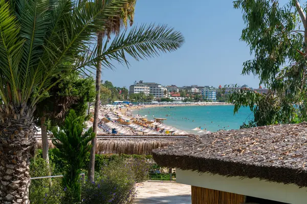 Sahili olan güzel deniz manzarası