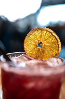 Portakal dilimli kırmızı şarap.