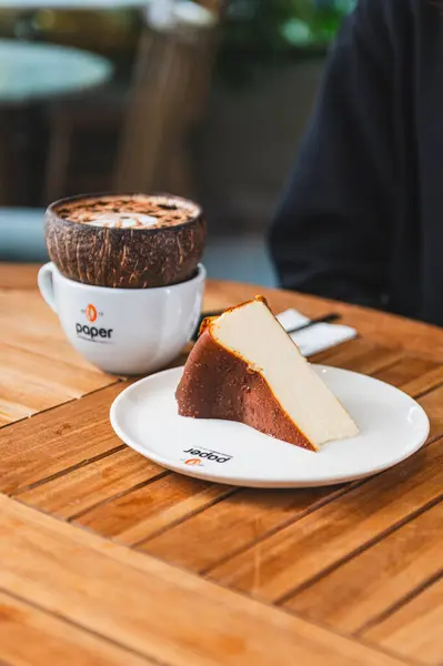 Kahve ve kekin mutfak fotoğrafı.