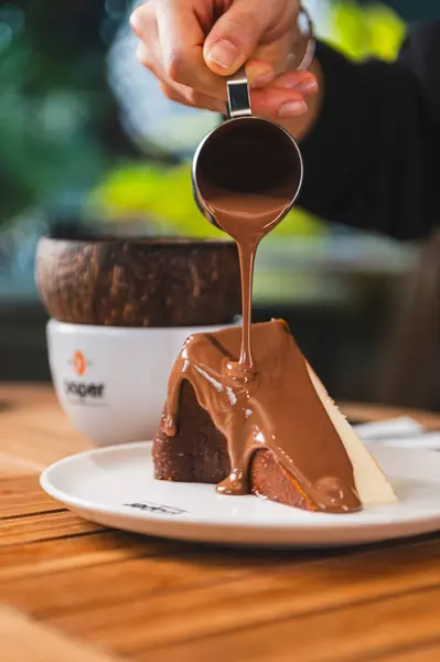 Çikolata sosu ve çikolata şurubu.