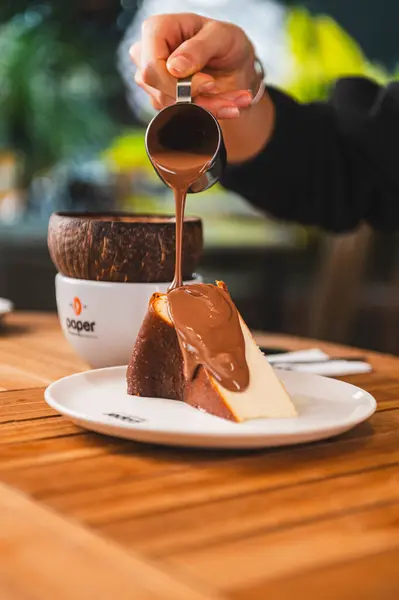 Çikolata kremalı ve çikolata soslu bir dilim pasta..