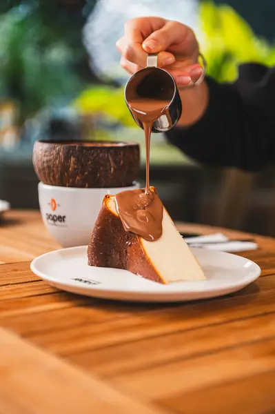 Tahta masada dondurmalı çikolatalı pasta.