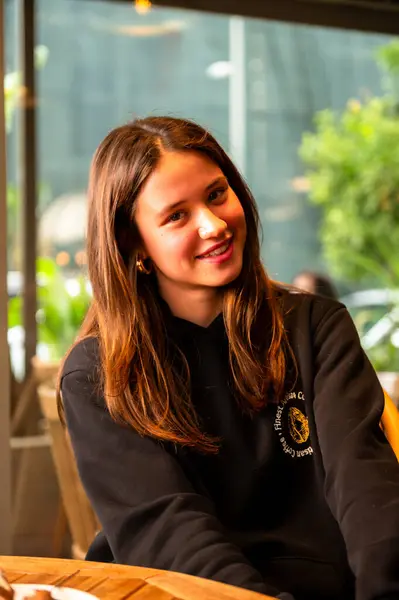 Bir fincan kahveyle güzel genç bir kadın.