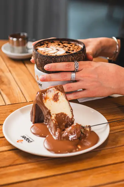 Bir parça çikolatalı pasta. San Sebastian Cheesecake