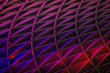 Canlı mor ve kırmızı ışıkla aydınlatılmış bir mimari yapının dinamik yakın çekimi. Geometrik desen görsel olarak çarpıcı ve modern bir soyut kompozisyon oluşturur.