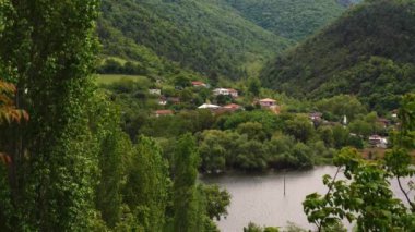 Göl kenarındaki Kırsal Köy Sahnesi 'nin Gerçek Görüntüsü. Yüksek kalite 4k görüntü