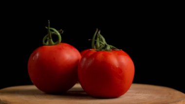 Kara Arkaplanda Dönen Üç Domatesin Görüntüsü. 50 fps yüksek kaliteli 4k görüntü