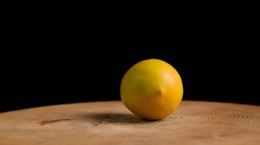 Dönen bir limon görüntüsü. 50 fps yüksek kaliteli 4k görüntü