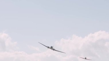 Douglas DC-3 ve Kuzey Amerika T-6 Teksas geçidi. Yüksek kalite 4k görüntü