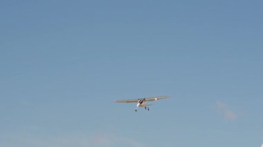 Cessna 195 Tek Motorlu İş Gemisi Hava Gösterisinde Amaçsız Geçiş. Yüksek kalite 4k görüntü