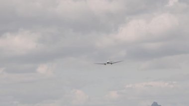 Douglas Uçak DC-3, bir uçak fuarında geçiş yapıyor. Yüksek kalite 4k görüntü