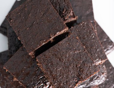 Taze yapılmış brownilere bakıyorum (yakın plan)