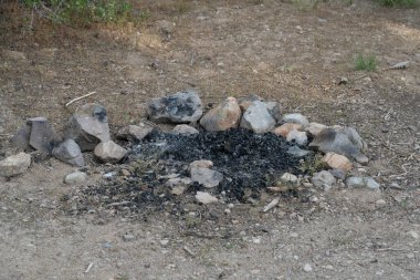 Ormanda kamp ateşi çemberi. Kısmen kaldırıldı.