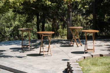 Güneşli bir yaz gününde veranda masaları kurulur.. 