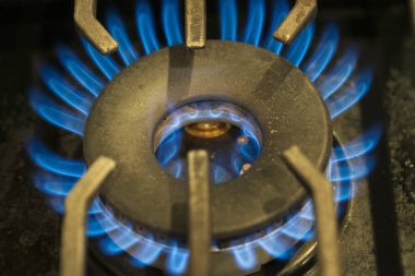 Ocakta doğal gaz ocağı var. Düşük ısı, yakın çekim..