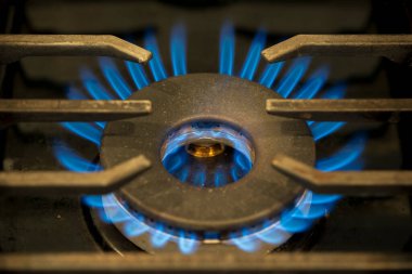 Ocakta doğal gaz ocağı var. Düşük ısı, yakın çekim..
