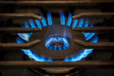 Ocakta doğal gaz ocağı var. Yüksek ısı, yakın çekim..
