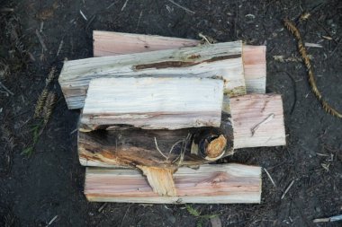 Yerde bir yığın deneyimli kamp alanı yakacak odun var..  