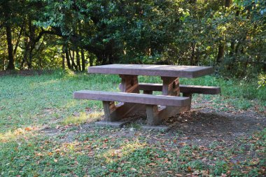 Kamp alanında piknik masası, yaz günü öğleden sonra geç saatlerde..