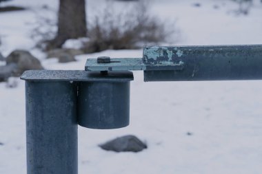 Karlı orman geçmişine sahip kapı kapı dolaşıyoruz. Günün ilerleyen saatlerinde.  