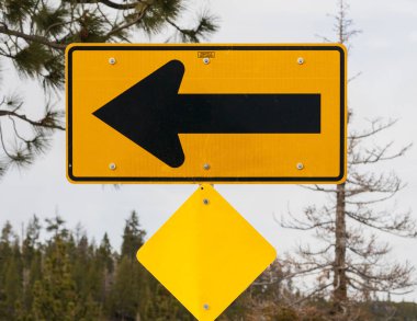 Otobanda sarı dikdörtgen ok işareti. Orman arkaplanı.  