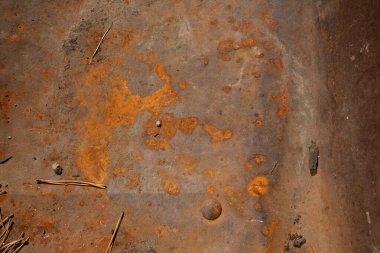 Eski bir el arabasındaki pasın yakın çekimi.  