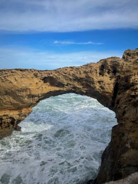 Bir kaya kemeri, Fransız Bask bölgesinin açıklarında okyanusu gökyüzünden ayırıyor.