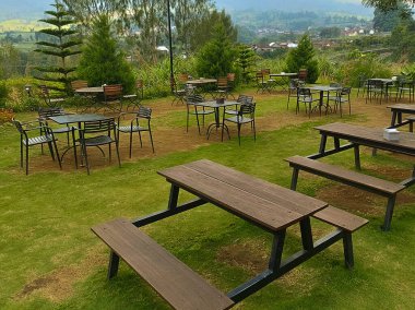 Açık-Hava Bahçe Kafesi Manzaralı ve Konforlu Oturma Alanları