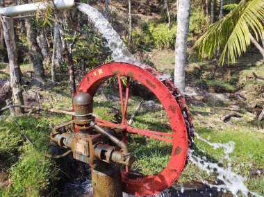 Kırsal bir bölgede eski su tekeri pompası çalışıyor 