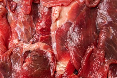 Izgara için dilimlenmiş taze eti kapat..