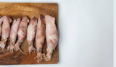 Tuzlu mürekkep balığı, tuz eklenerek korunan ve pişirmek için çiğ mürekkep balığının kesme tahtasına konduğu bir mürekkep balığı türüdür..