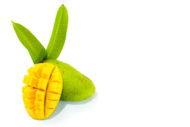 Yaprakları ve kırpma yolu olan yeşil mango meyvesi. Beyaz arkaplanda taze mango izole edildi. 