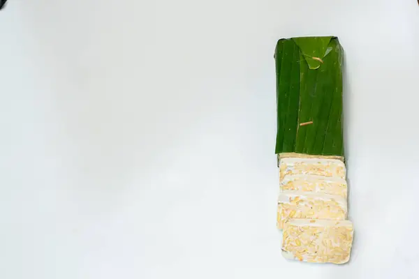 Endonezya Tempe 'si ya da mayalanmış soya fasulyesi. Muz yapraklarıyla kaplı mayalanmış soya fasulyesinin geleneksel yiyeceği. Geleneksel Endonezya Tempe Çanağı. Taze Tempeh Hazır