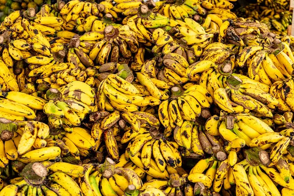 Geleneksel pazarda sergilenen muz yığını. Yerel meyve