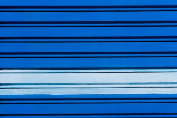 Mavi garaj perdeleri ve beyaz çizgili arka plan konsepti. arkaplan için desen veya doku.