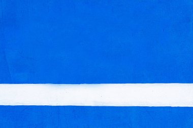 Altında beyaz yatay bir şerit olan mavi bir duvarın yakın çekimi. Arkaplan kavramı.