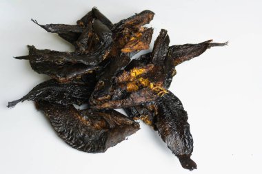 Beyaz izole edilmiş füme yayın balığı. Görüntünün temiz ve basit bir arkaplanı var. Balığı vurguluyor. Güney Tapanuli, Endonezya 'dan geleneksel yemekler