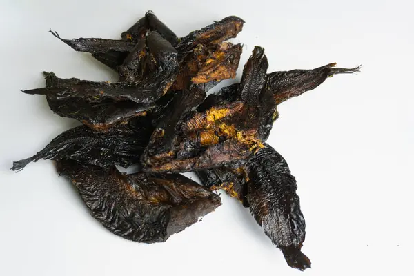 Beyaz izole edilmiş füme yayın balığı. Görüntünün temiz ve basit bir arkaplanı var. Balığı vurguluyor. Güney Tapanuli, Endonezya 'dan geleneksel yemekler