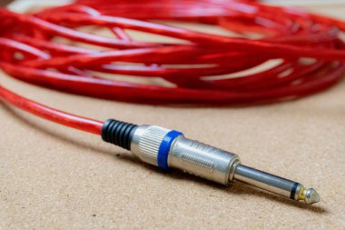 Pis ahşap yüzeye uzanan kırmızı kabloyu kapatın. 635 mm 'lik telefon bağlantısı.