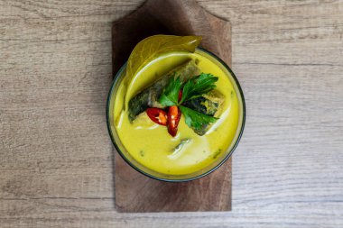 Sarı Balık Köri ya da Gulai Kuning Ikan Tuna, Endonezya 'da yetişen geleneksel bir yemektir. Hindistan cevizi sütüyle baharatlı sarı tabanlı ton balığı parçaları. Baharatlı, ekşi ve lezzetli..