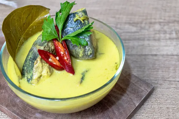 Sarı Balık Köri ya da Gulai Kuning Ikan Tuna, Endonezya 'da yetişen geleneksel bir yemektir. Hindistan cevizi sütüyle baharatlı sarı tabanlı ton balığı parçaları. Baharatlı, ekşi ve lezzetli..