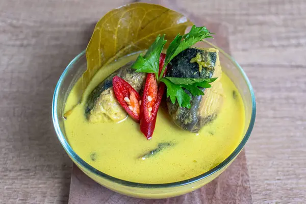 Sarı Balık Köri ya da Gulai Kuning Ikan Tuna, Endonezya 'da yetişen geleneksel bir yemektir. Hindistan cevizi sütüyle baharatlı sarı tabanlı ton balığı parçaları. Baharatlı, ekşi ve lezzetli..
