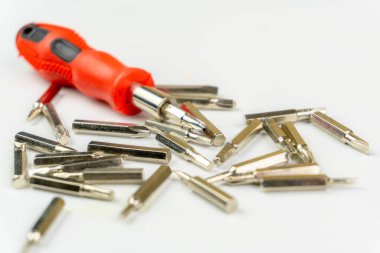 Mini tornavida ve tornavida parçaları, çeşitli çok fonksiyonlu tornavida parçaları.