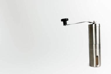 Kahve öğütücüsü, paslanmaz çelik, elle taşınabilir kahve öğütücüsü, el değirmeni, izole edilmiş beyaz arka planda kahve öğütücüsü konsepti..