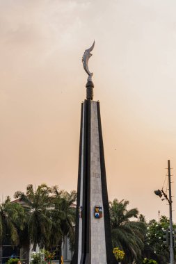 Bogor, Endonezya - Eylül 2024: Kujang Anıtı ve bir öğleden sonra Bogor şehrinin ikonu. Kujang, Sundanlıların geleneksel silahıdır.