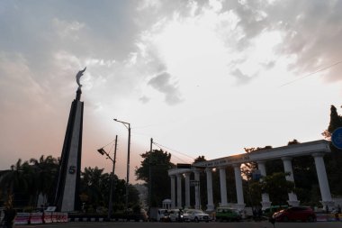 Bogor, Endonezya - Eylül 2024: Kujang Anıtı ve bir öğleden sonra Bogor şehrinin ikonu. Kujang, Sundanlıların geleneksel silahıdır.