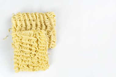 Sarı çiğ erişte ya da beyaz arka planda kurutulmuş erişte.