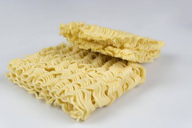 Sarı çiğ erişte ya da beyaz arka planda kurutulmuş erişte.