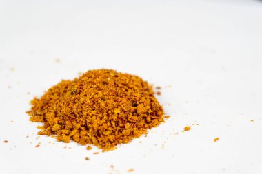 Beyaz arka planda kırmızı biber ya da biber tozu yığını